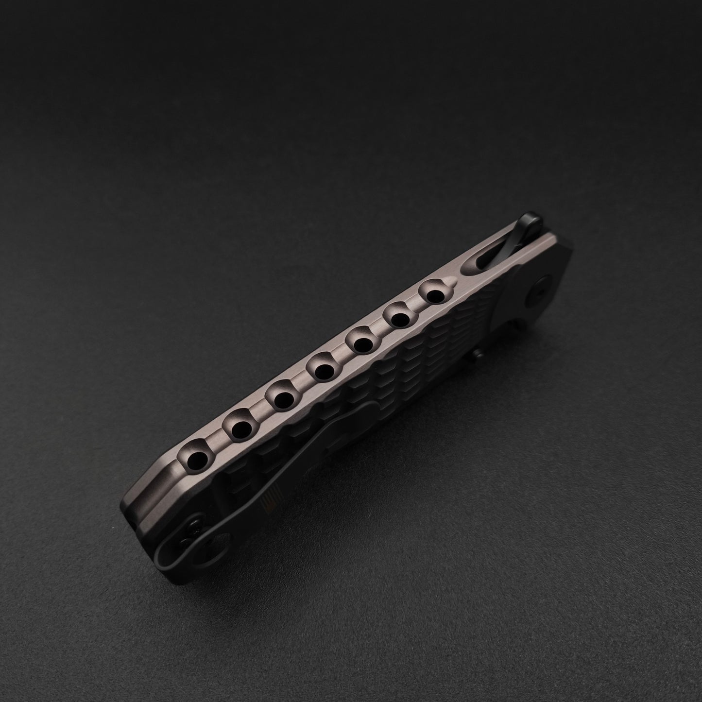 Half Face Blades Crow Folder, Anodized grey frame, nitride black blade 6