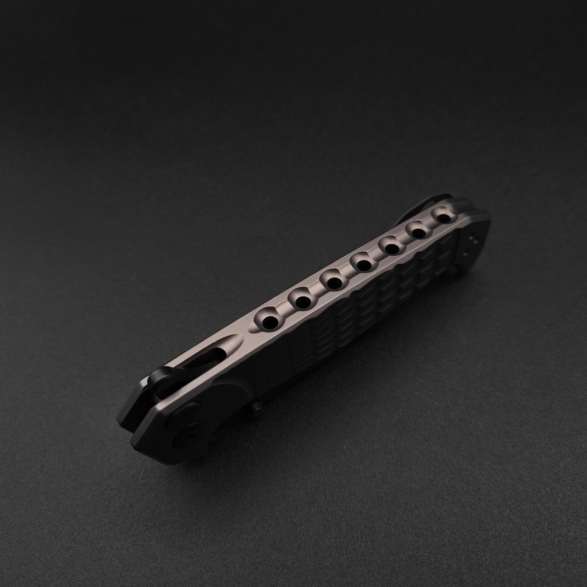 Half Face Blades Crow Folder, Anodized grey frame, nitride black blade 5