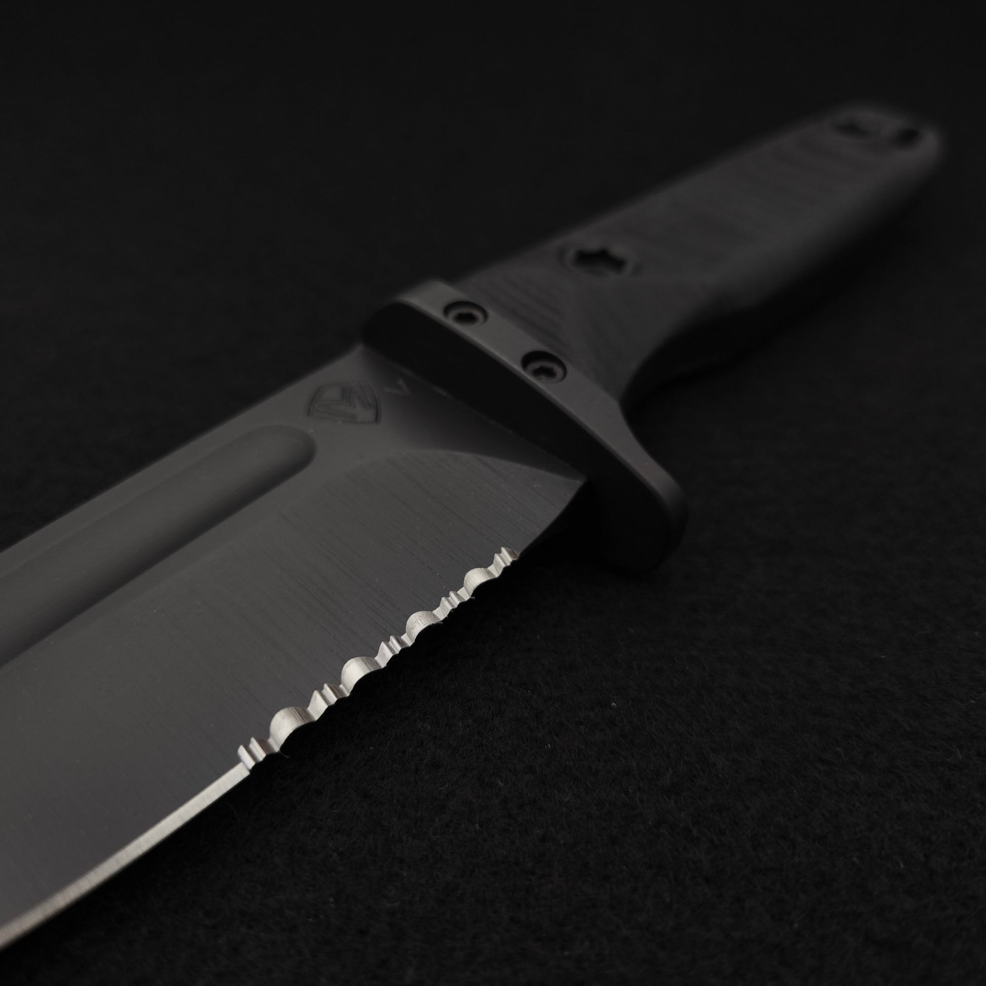 Medford The Deep Fixed Blade 20CV Serrated Black PVD Tauchermesser 3