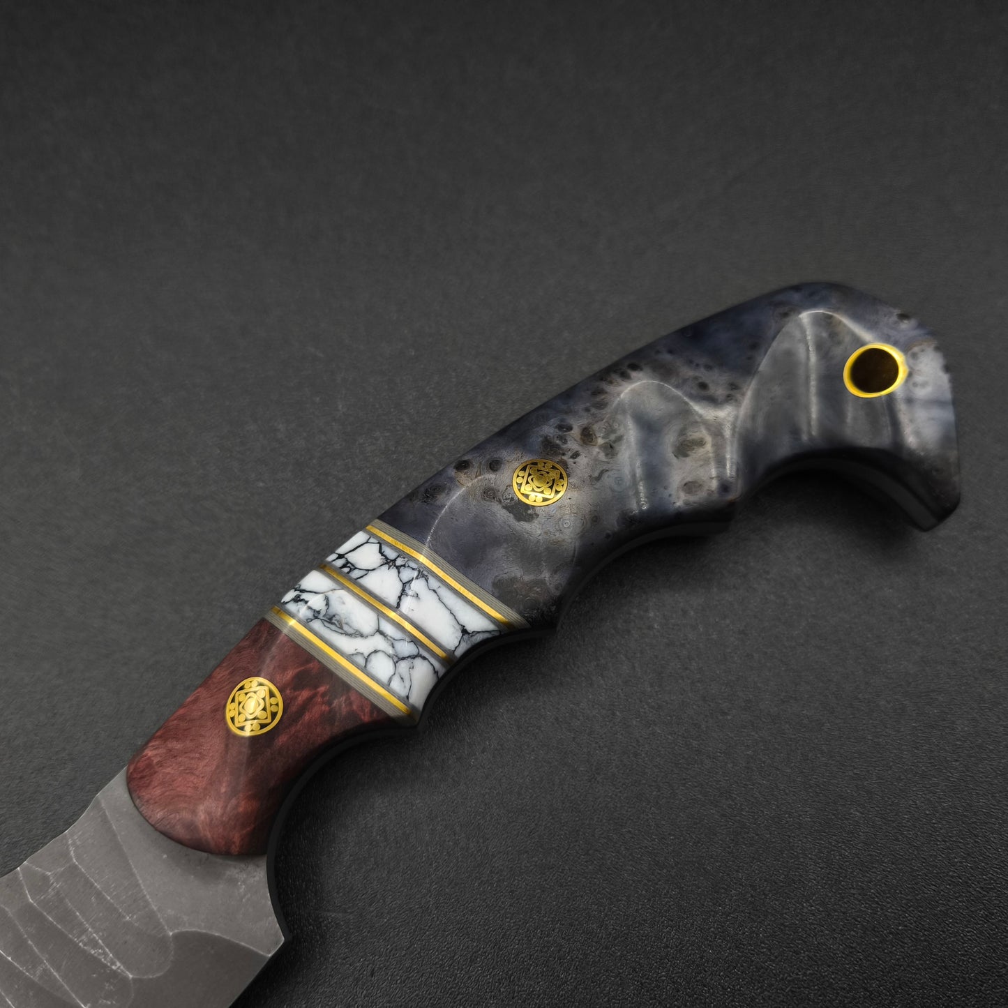 Half Face Blades HUMINT 4" Dyed Maple, Grey and Brass Pin Striping