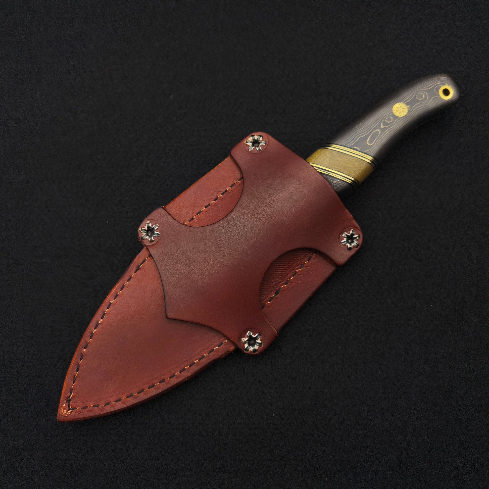 Half Face Blades Drop Point Scalper, Gold Camo Carbon 5
