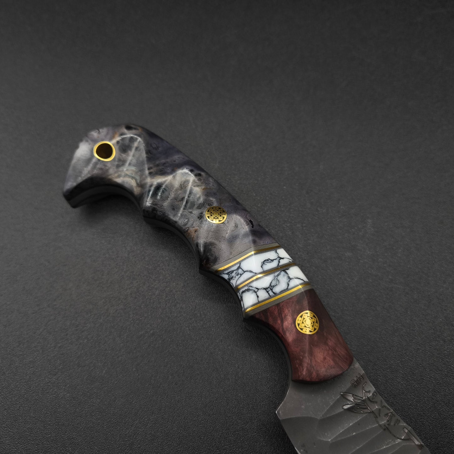 Half Face Blades HUMINT 4" Dyed Maple, Grey and Brass Pin Striping